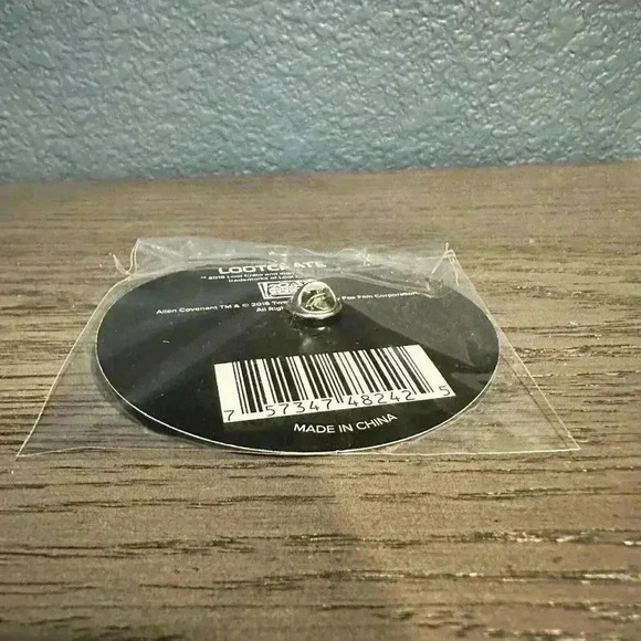 2018 Alien Face-Hugger Xenomorph LootCrate Pin, New On Original Card, Sealed - Picture 2 of 2
